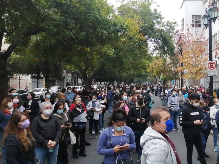 Hasta cuatro horas de espera: Liceo de Aplicación tuvo aglomeración de votantes