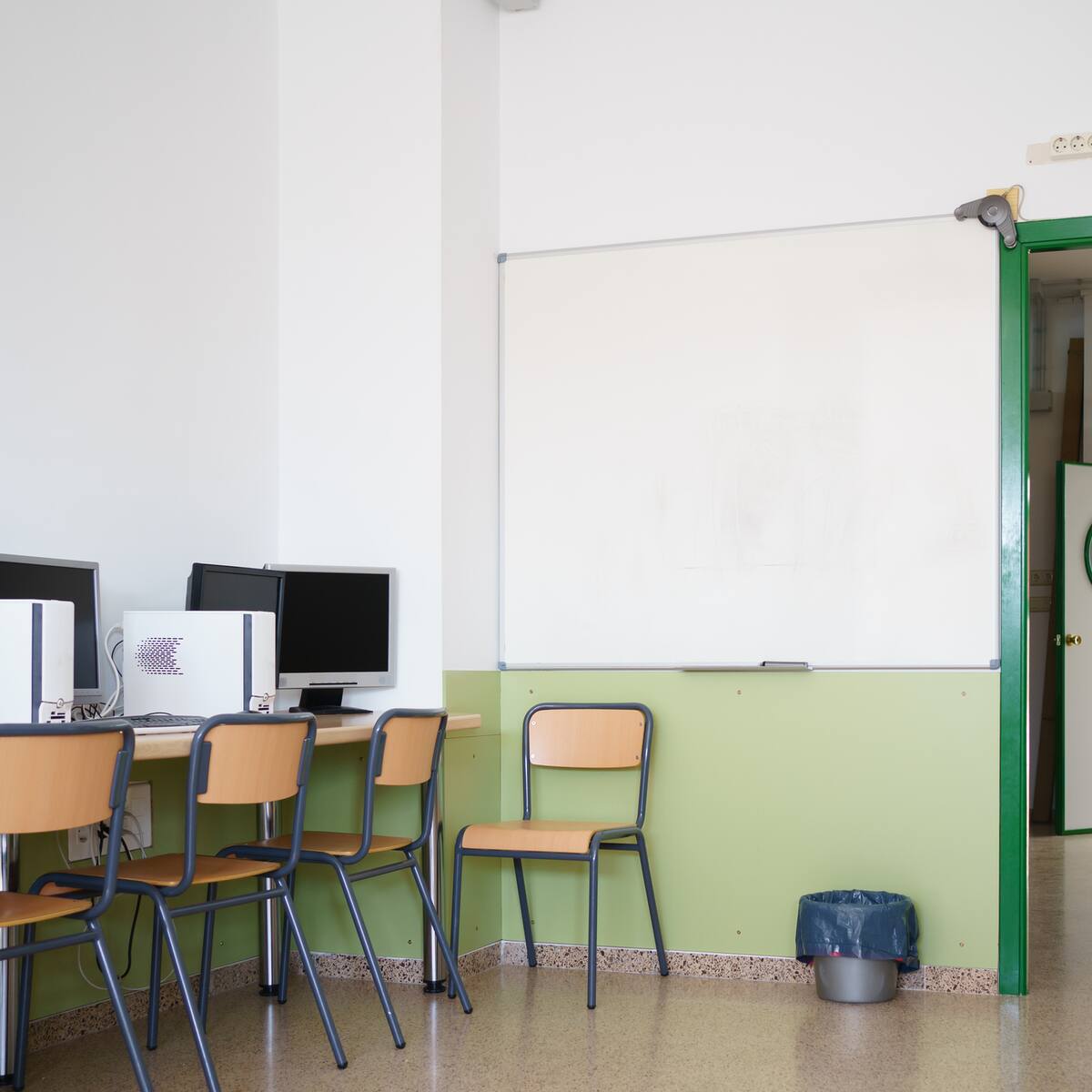 Escolar formalizado por enviar aviso de bomba desde el correo de un compañero: no podrá entra a la sala de computación