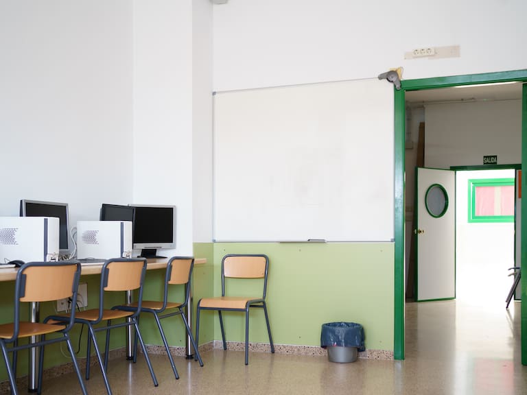 Escolar formalizado por enviar aviso de bomba desde el correo de un compañero: no podrá entra a la sala de computación