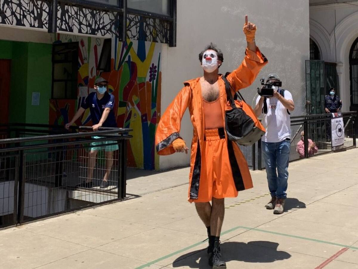A lo Rocky y con «We are the champions» de Queen: así fue el voto del reconocido mimo Tuga en Valparaíso