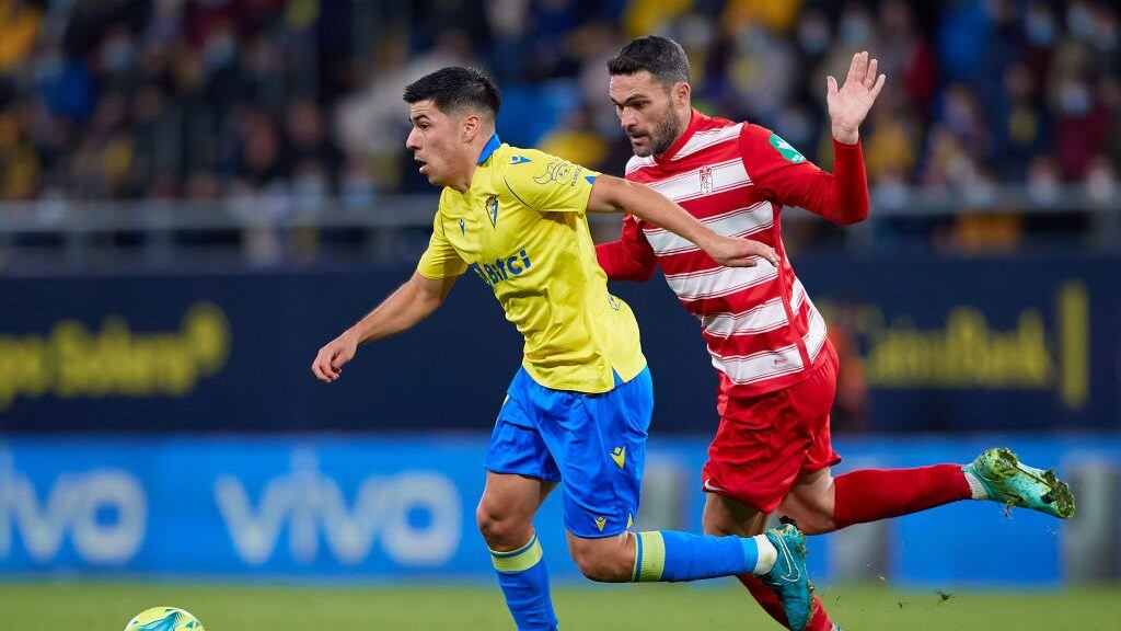 Tomás Alarcón es baja en Cádiz y enciende las alarmas en la Roja