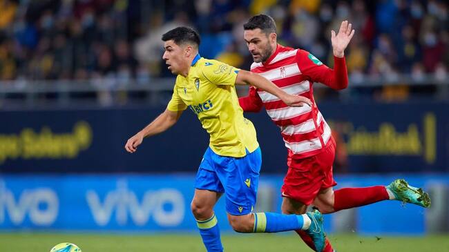 Tomás Alarcón es baja en Cádiz y enciende las alarmas en la Roja