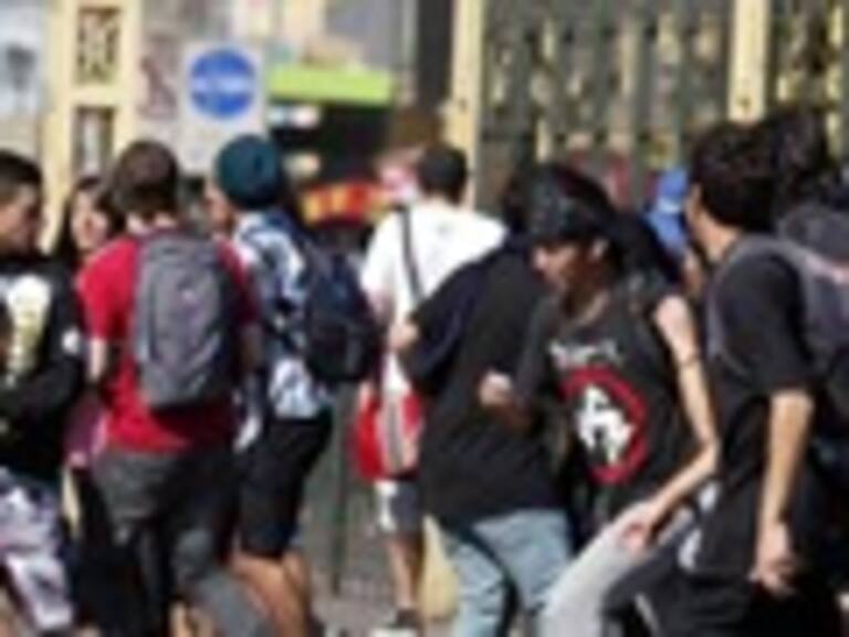 Incidentes en frontis de la Usach obligaron desvíos de tránsito en la Alameda