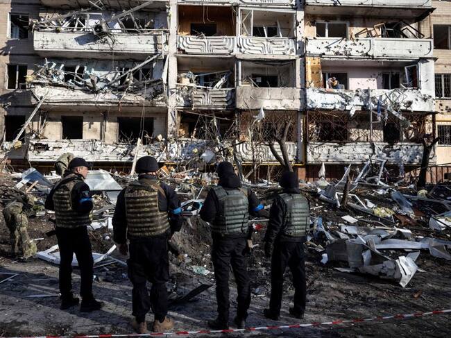 Militares ucranianos observan los daños a un edificio en Kiev