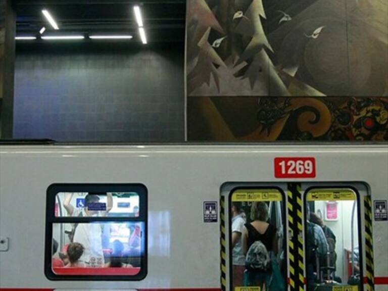 Metro de Santiago reveló imágenes de sus vagones rayados