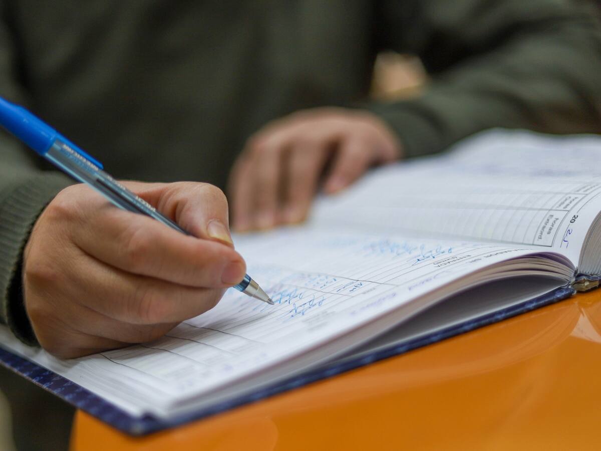 Adiós al lápiz y papel: Municipalidad de Santiago anuncia licitación de nuevo sistema de control horario tras informe de Contraloría