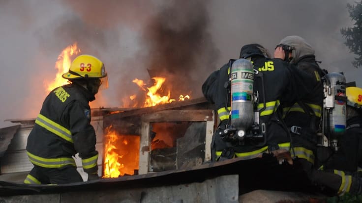 Violento incendio destruye vivienda y deja otras dos dañadas en Valparaíso en medio de corte de energía masivo