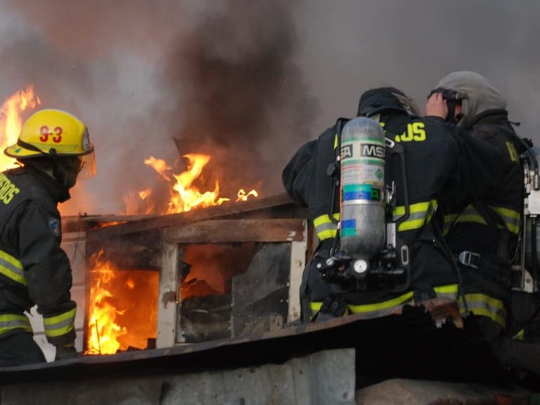 25 SEPTIEMBRE 2014/VALPARAISOBomberos trabajan en el incendio del Cerro Mariposas  donde consumió  5 viviendas en la cuidad  de Valparaíso.
FOTO: PAOLA SANTIBAÑEZ / AGENCIAUNO
