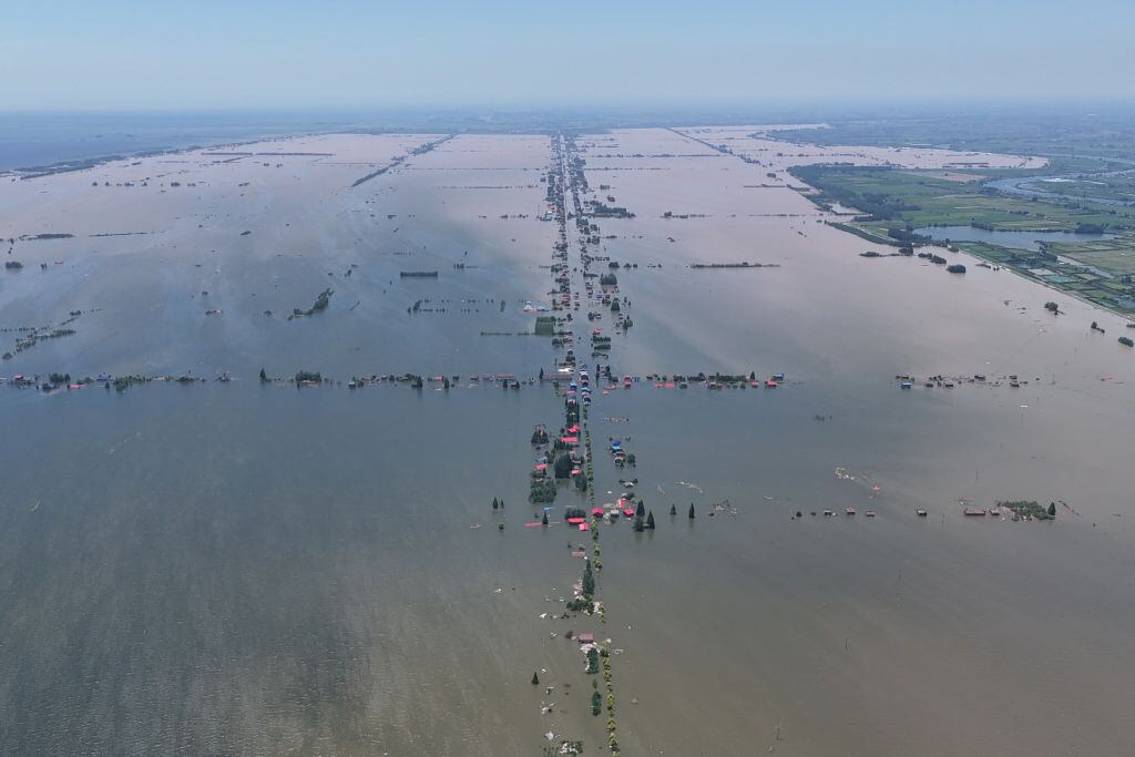 Villas y campos inundados luego de que se rebalsara un lago por los efectos de un tornado en la provincia de Huarong en China