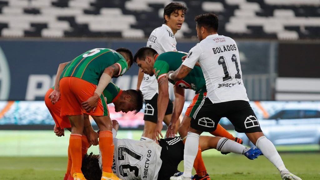 11 de Febrero del 2021/SANTIAGOMaximiliano Falcon(c) en el suelo reclaman penal ,durante el partido valido por la Trigésima tercera fecha del Campeonato Nacional AFP PlanVital 2020, entre Colo Colo vs Cobresal, disputado en el Estadio Monumental.
FOTO:FRANCISCO LONGA/AGENCIAUNO