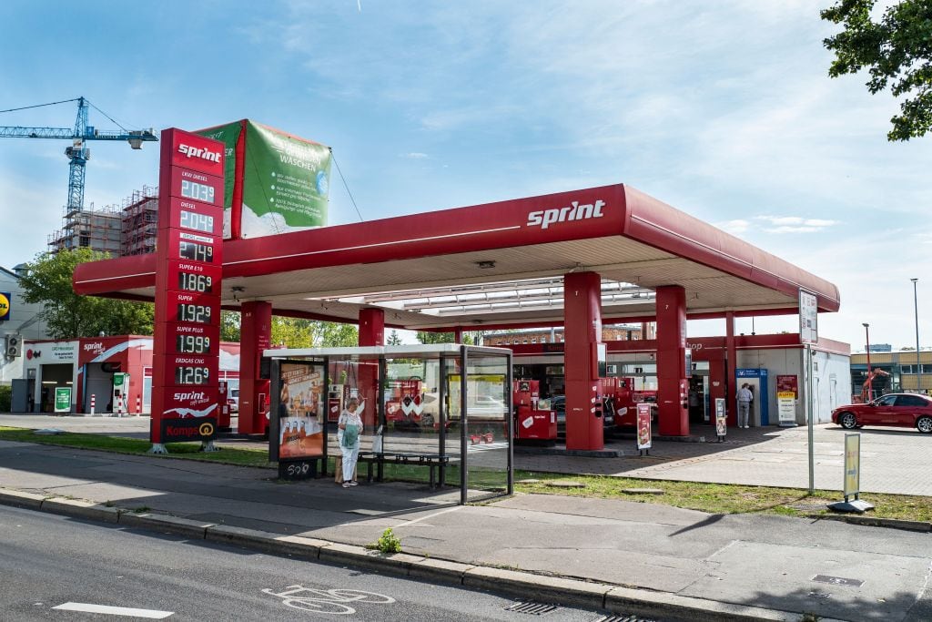 Estación de gasolina en Berlín con los altos precios por la inflación