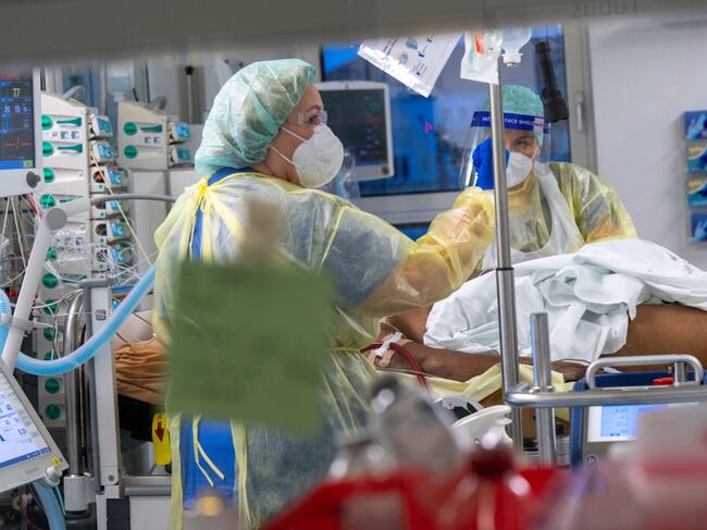 Equipo médico asiste a paciente con Covid-19 en un hospital de Múnich
