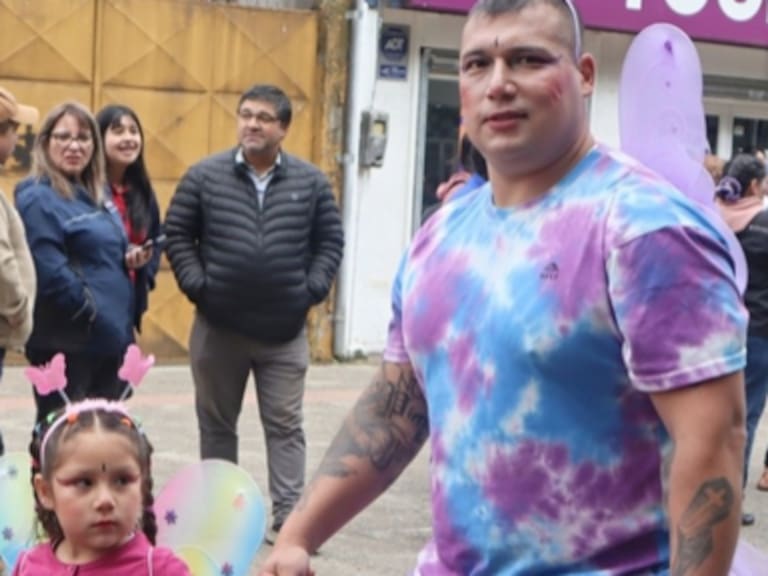Militar chileno se disfraza de mariposa para desfilar con su hija y se vuelve viral