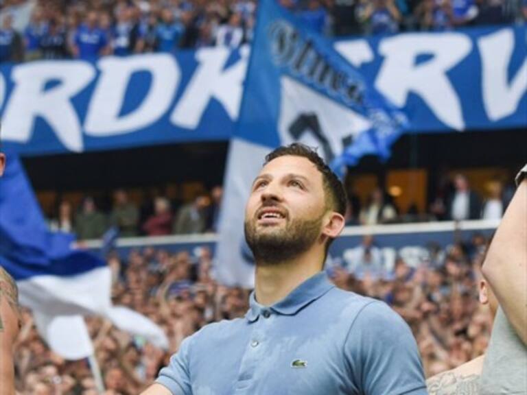 Técnico del Schalke celebró con la barra tras victoria sobre Borussia Dortmund