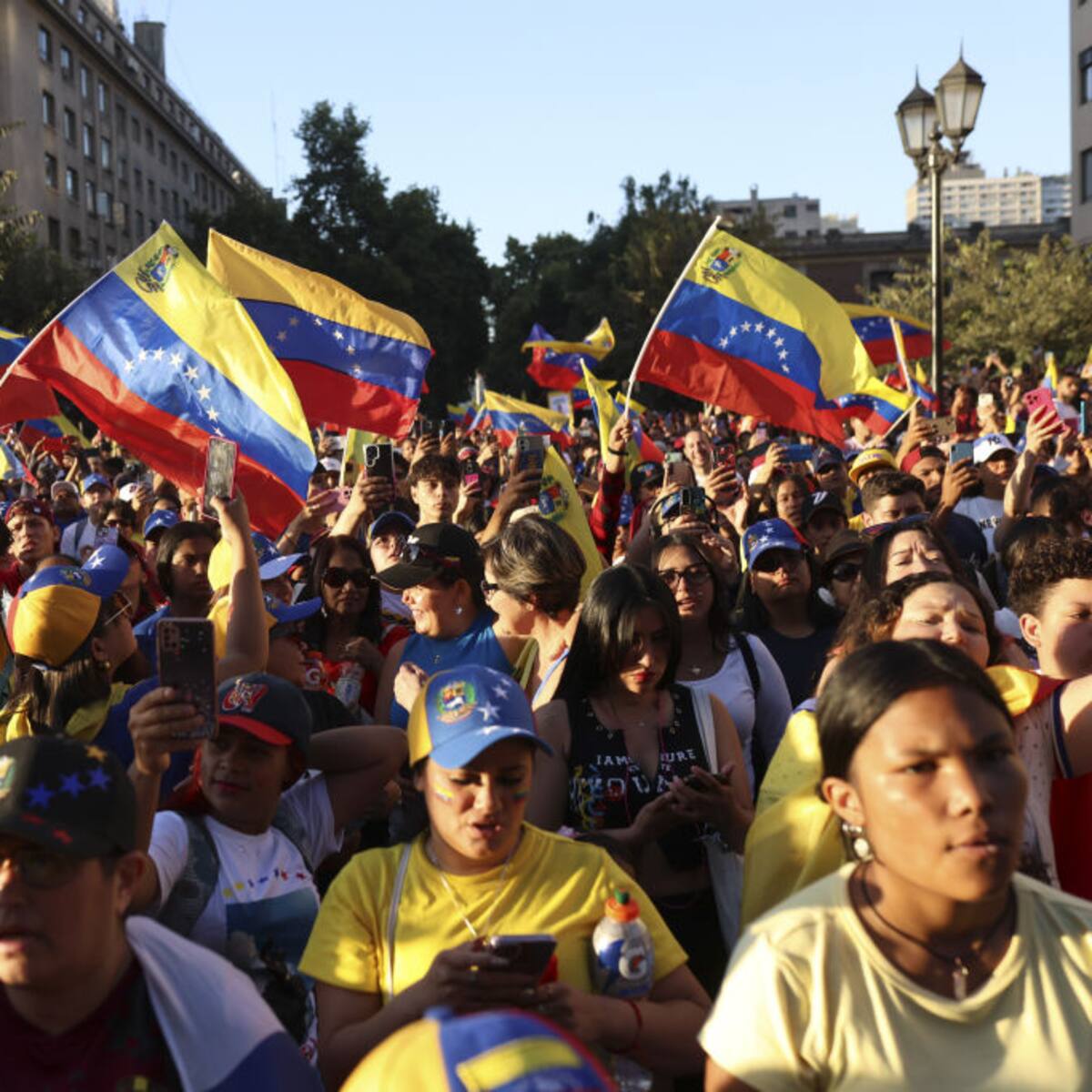 Calles cortadas y euforia total: venezolanos se mueven por Santiago festejando intervención de EE. UU. en Venezuela