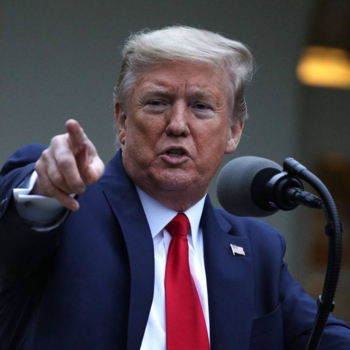 Donald Trump ordena retirar a Estados Unidos de la OMS e indulta a más 1.500 procesados por el asalto al Capitolio