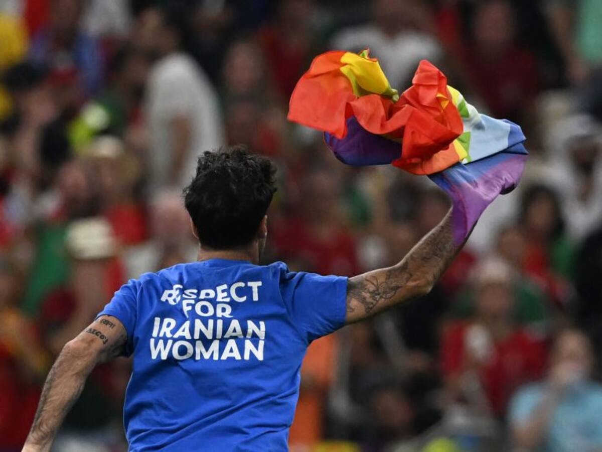 «Respeten a las mujeres iraníes»: sujeto ingresó a la cancha en el partido entre Portugal y Uruguay