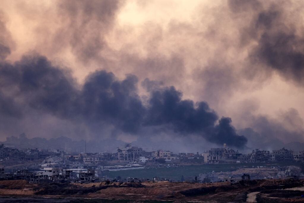 El humo se levanta sobre los escombros que quedan en la Franja de Gaza por la serie de bombardeos que Israel lanza contra ese territorio de Palestina