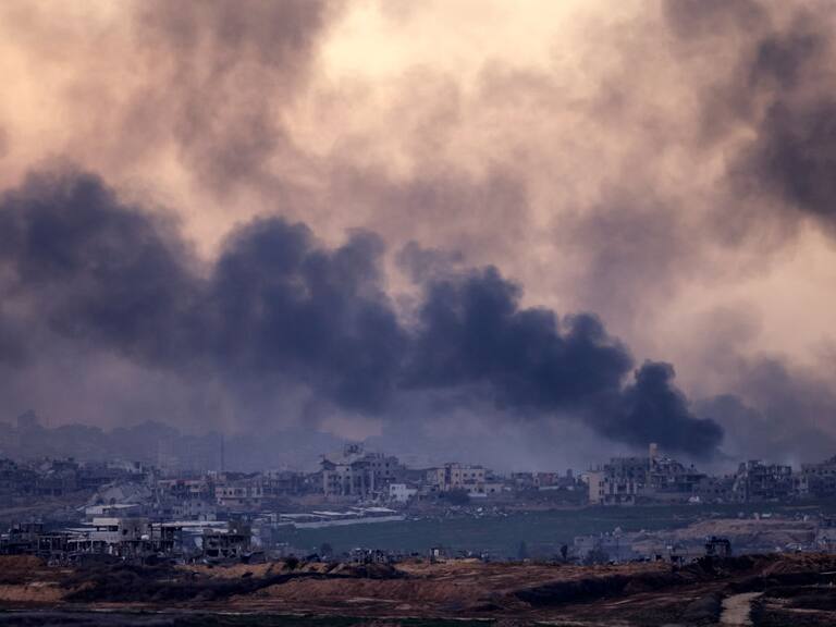 El humo se levanta sobre los escombros que quedan en la Franja de Gaza por la serie de bombardeos que Israel lanza contra ese territorio de Palestina