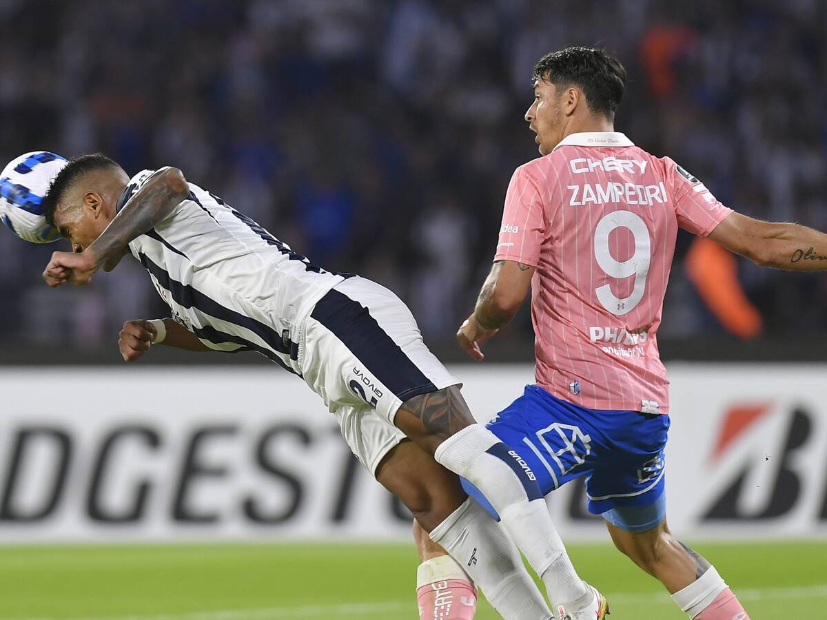 Danilo Díaz disparó contra el arbitraje en derrota de la UC ante Talleres: «Se comió dos penales, tuvo un problema de apreciación del juego»