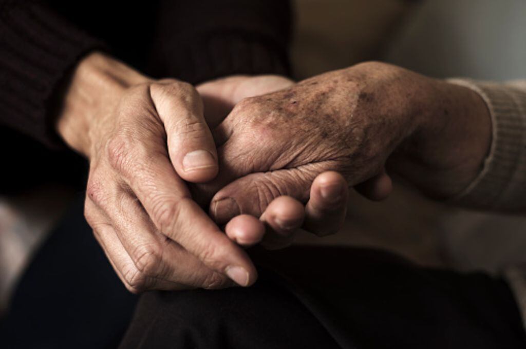 Salud mental en adultos mayores: Psiquiatra de la ACHS hace radiografía a nivel país
