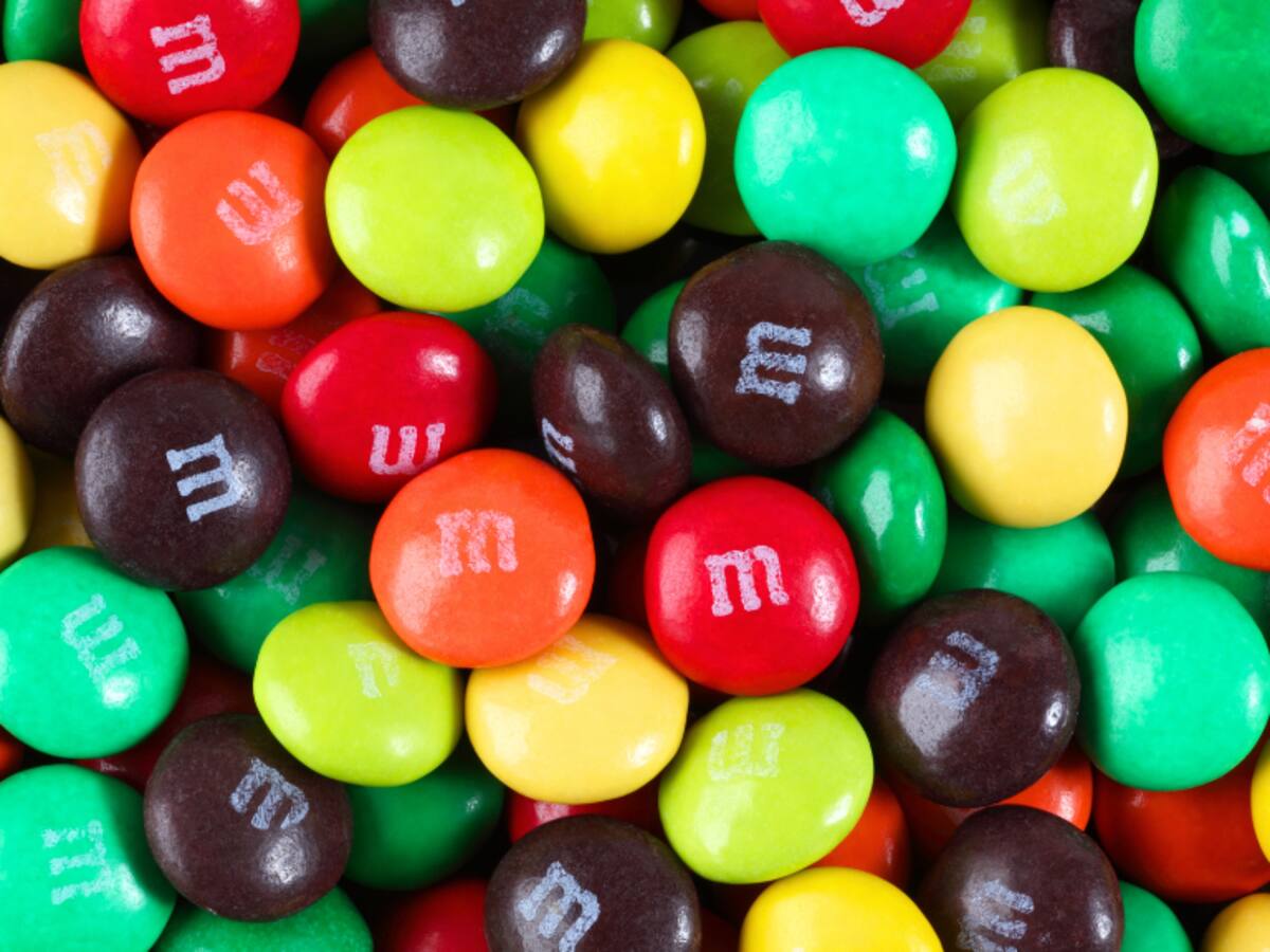 El fin de una era en las golosinas: M&M’s elimina dos emblemáticos colores por nueva normativa de salud
