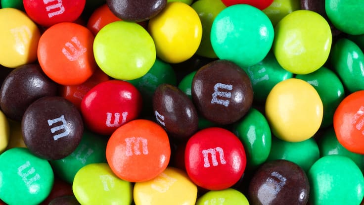 El fin de una era en las golosinas: M&M’s elimina dos emblemáticos colores por nueva normativa de salud