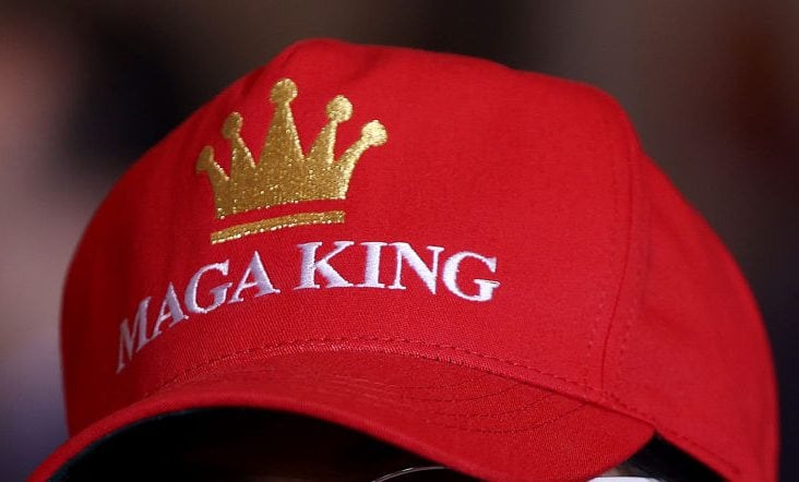 Gorra del «Rey de Maga» en un discurso de Trump