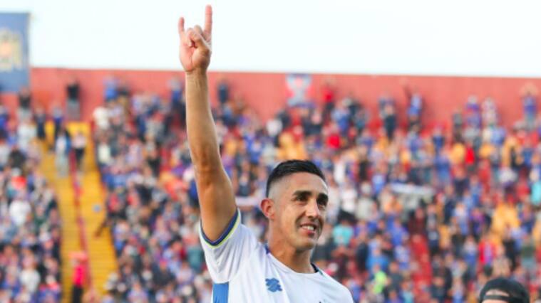 Osvaldo González recibe homenaje de Universidad de Chile