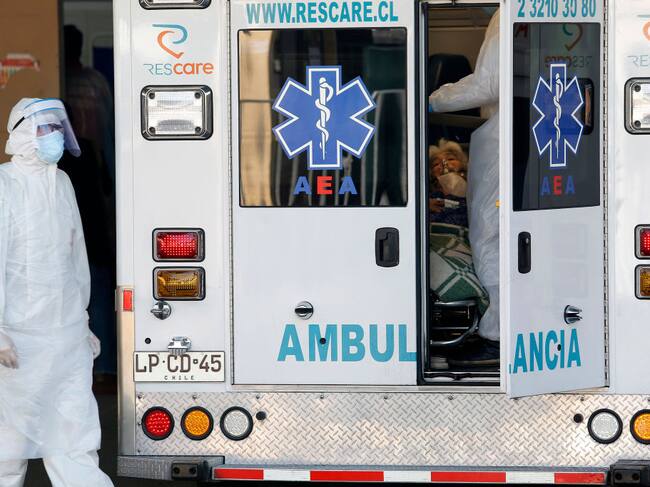 Una paciente sospechosa de Covid-19 es trasladada en Chile