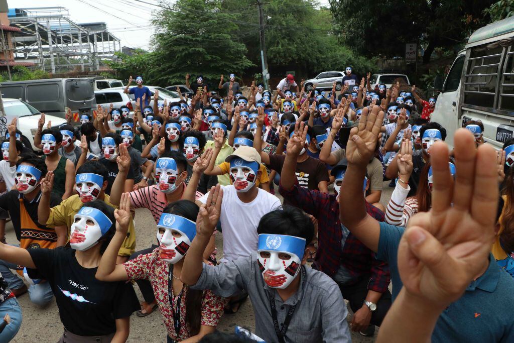 Manifestantes realizan el símbolo del rechazo al golpe de estado en Rangún