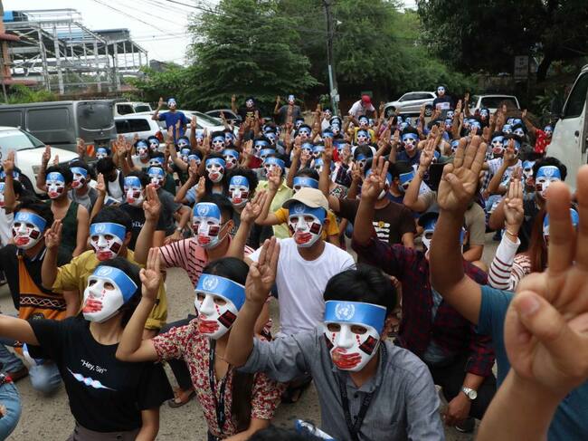 Manifestantes realizan el símbolo del rechazo al golpe de estado en Rangún