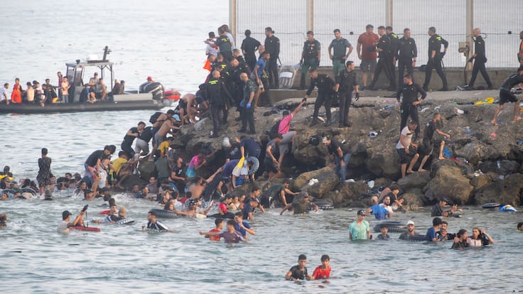Crisis migratoria golpea a España: cerca de 50 mil marroquies ingresan a Ceuta