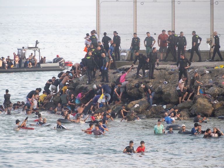 Crisis migratoria golpea a España: cerca de 50 mil marroquies ingresan a Ceuta