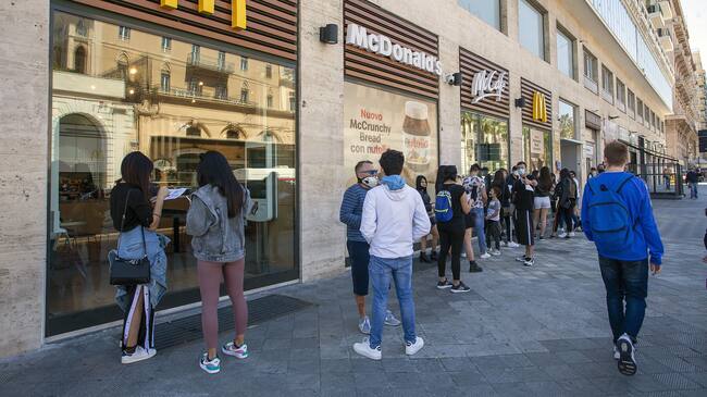 BARI, ITALY - MAY 08: Customers queue outside a McDonald's restaurant which has just reopened on May 08, 2020 in Bari, Italy. Italy was the first country to impose a nationwide lockdown to stem the transmission of the Coronavirus (Covid-19), and its restaurants, theaters and many other businesses remain closed. (Photo by Donato Fasano/Getty Images)