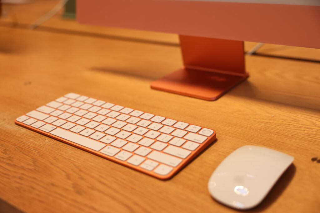 Un teclado y mouse de un iMac de Apple