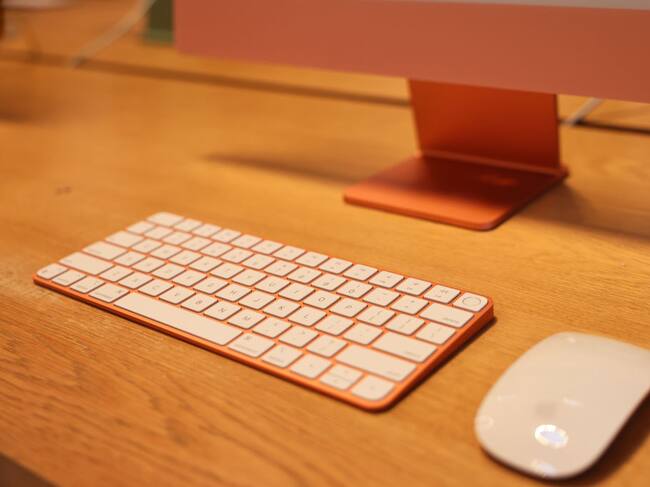 Un teclado y mouse de un iMac de Apple