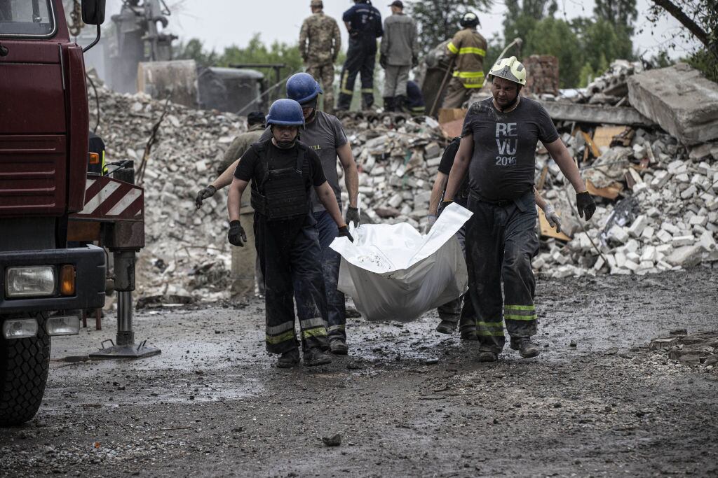 Remueven un cuerpo tras un ataque aéreo en medio de la guerra en Donetsk