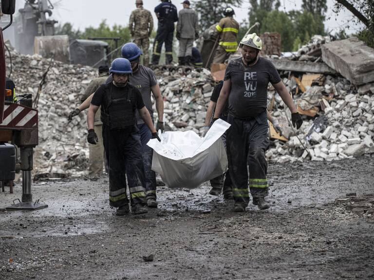 Remueven un cuerpo tras un ataque aéreo en medio de la guerra en Donetsk