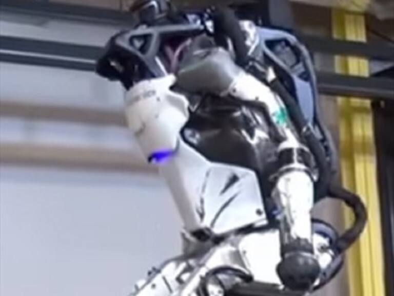 Revelan el primer robot capaz de realizar un salto mortal
