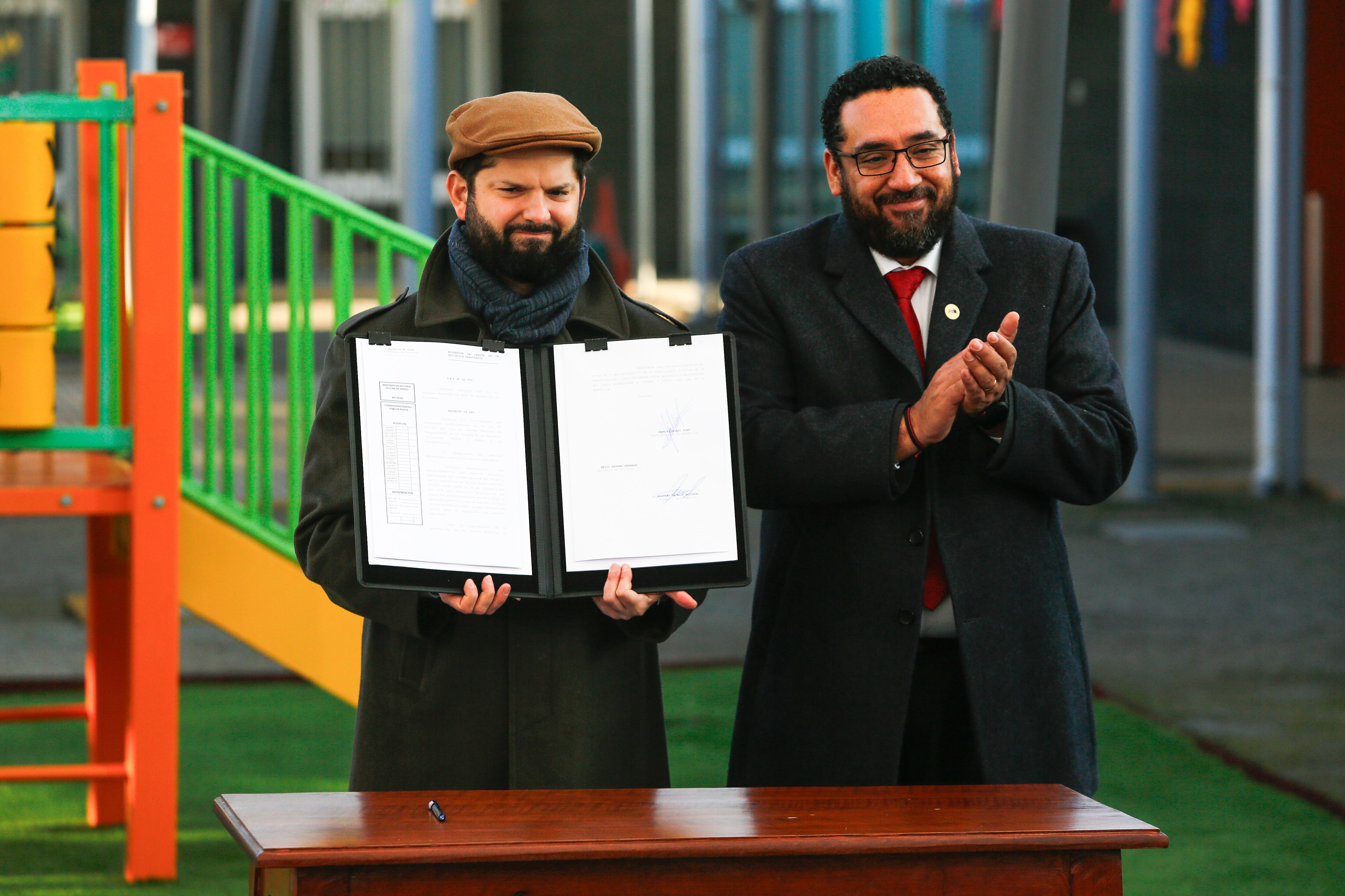 08 DE JULIO DE 2025 / SANTIAGOEl Presidente Gabriel Boric encabeza la promulgación de la Ley de Modernización de Educación Parvularia junto al ministro de Educación, Nicolás Cataldo; la ministra de la Mujer, Antonia Orellana; el ministro del Trabajo, Giorgio Boccardo, y la subsecretaria de Prevención Parvularia, Claudia Lagos.desde el Jardín Infantil Vista Alegre de Cerrillos
FOTO: DIEGO MARTIN / AGENCIAUNO
