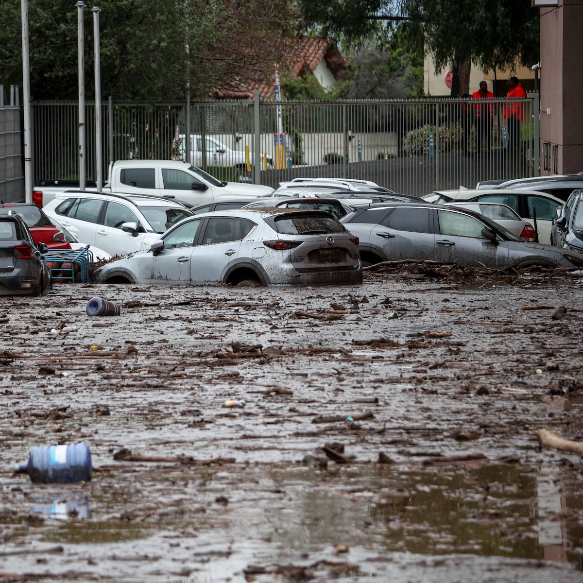 Aluvión en Las Condes: aumenta a 90 el número de vehículos catastrados tras la emergencia