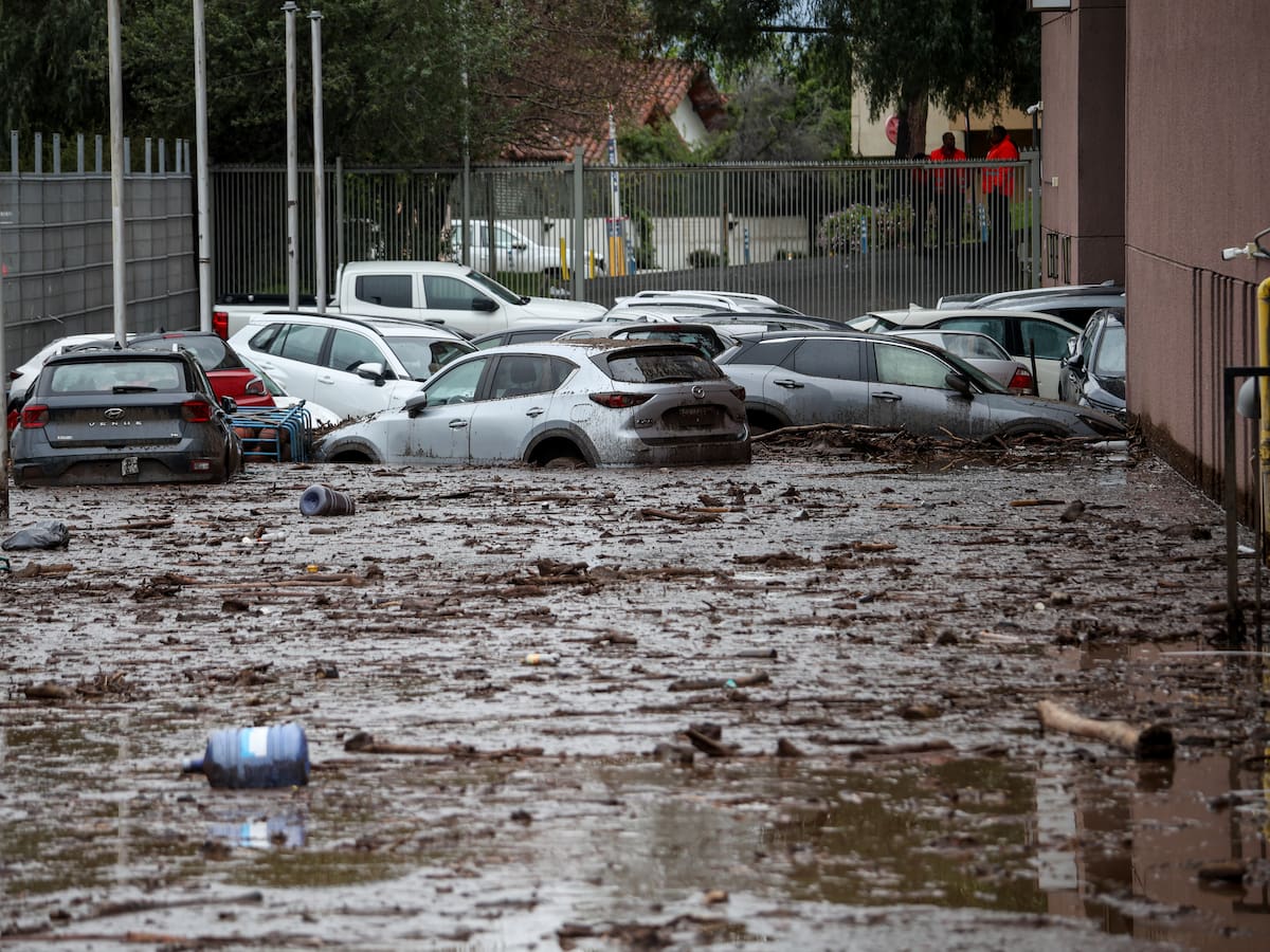 Aluvión en Las Condes: aumenta a 90 el número de vehículos catastrados tras la emergencia