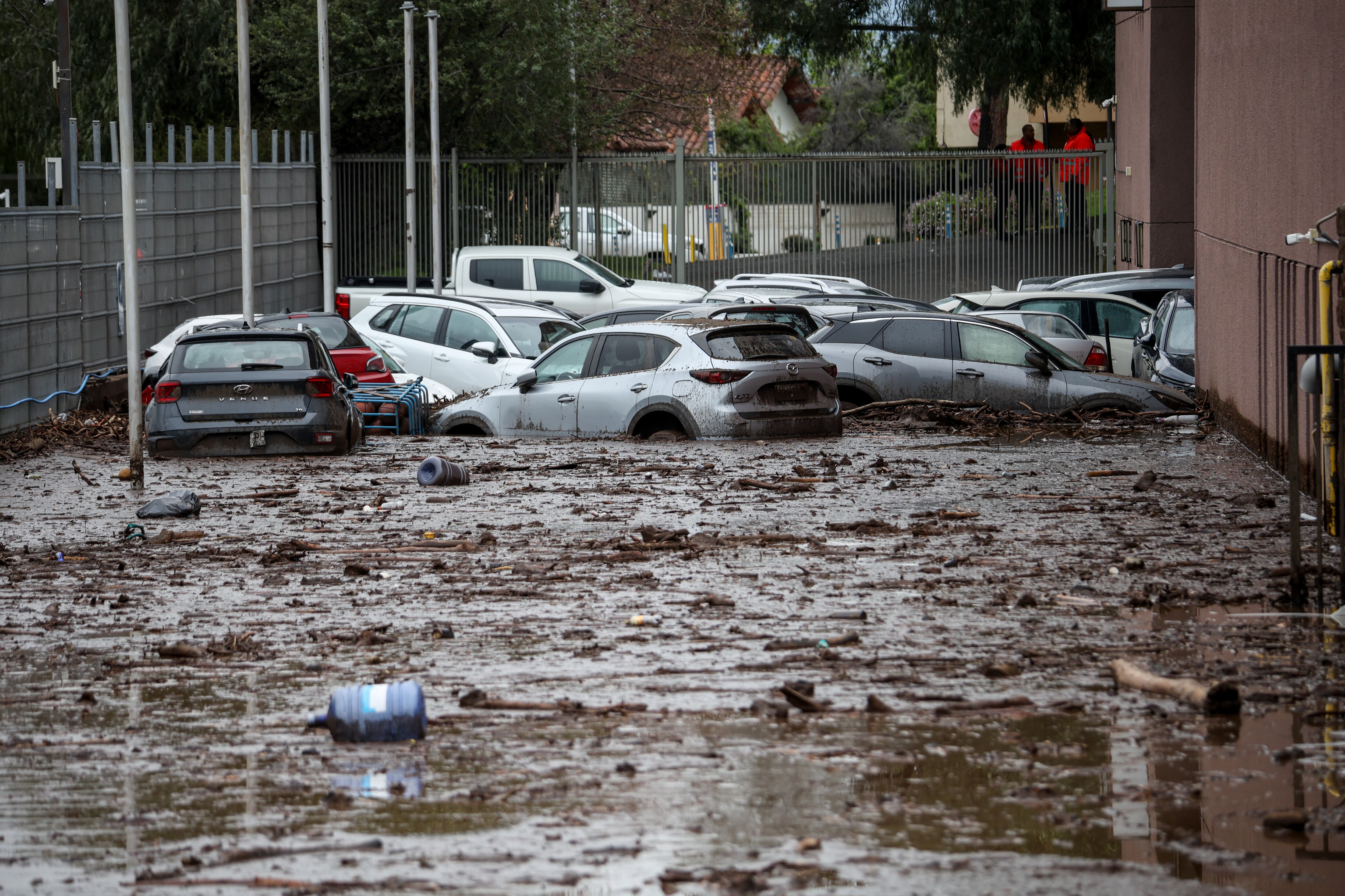 Aluvión en Las Condes: aumenta a 90 el número de vehículos catastrados tras la emergencia
