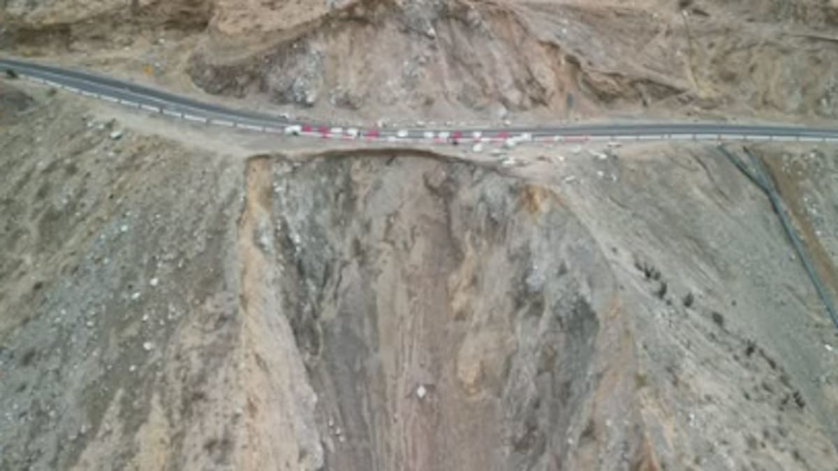 Enorme socavón amenaza principal ruta del Valle del Elqui: camino podría colapsar debido a la magnitud del daño