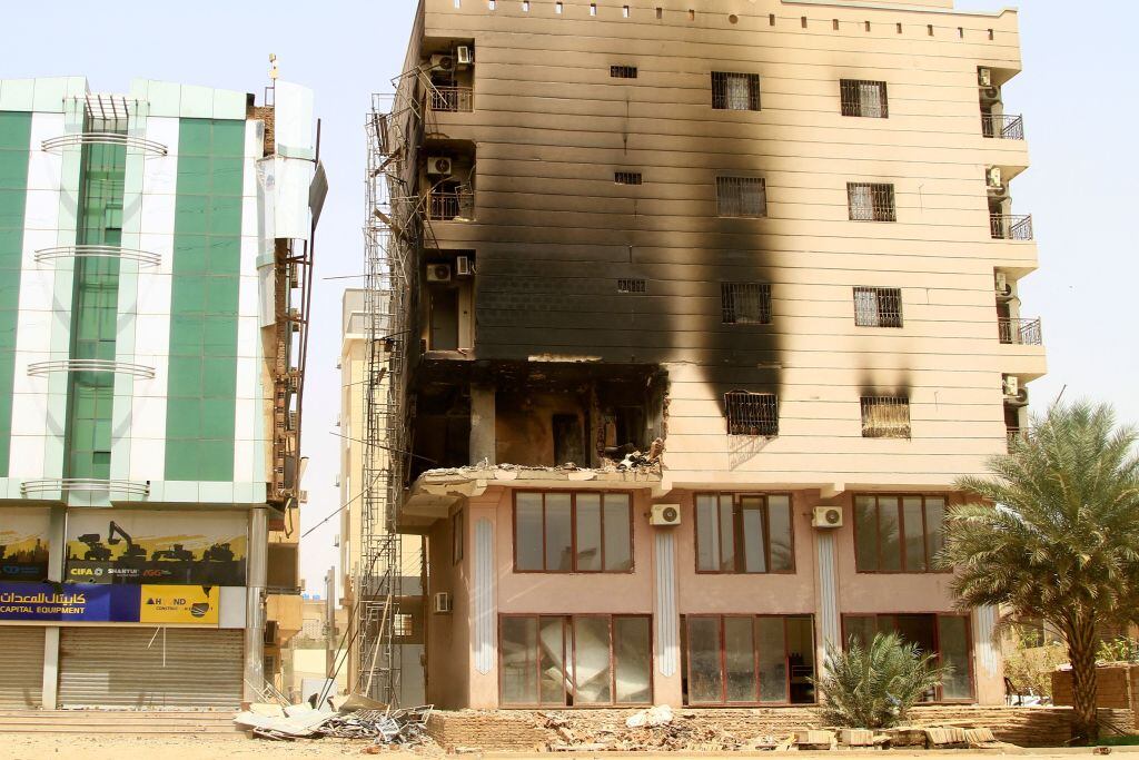 Daño en edificio por combates en Jartum de Sudán