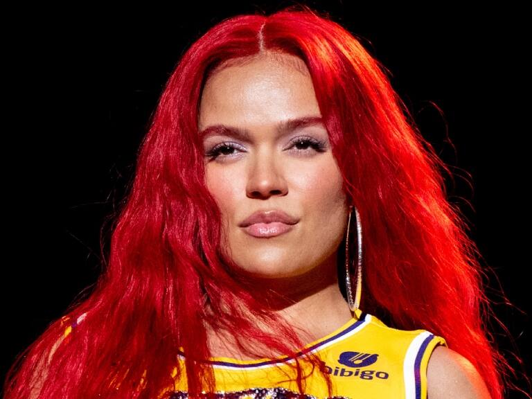 ¡Karol G furiosa! Acusa a revista de alterar sus fotos y faltar el respeto a las mujeres