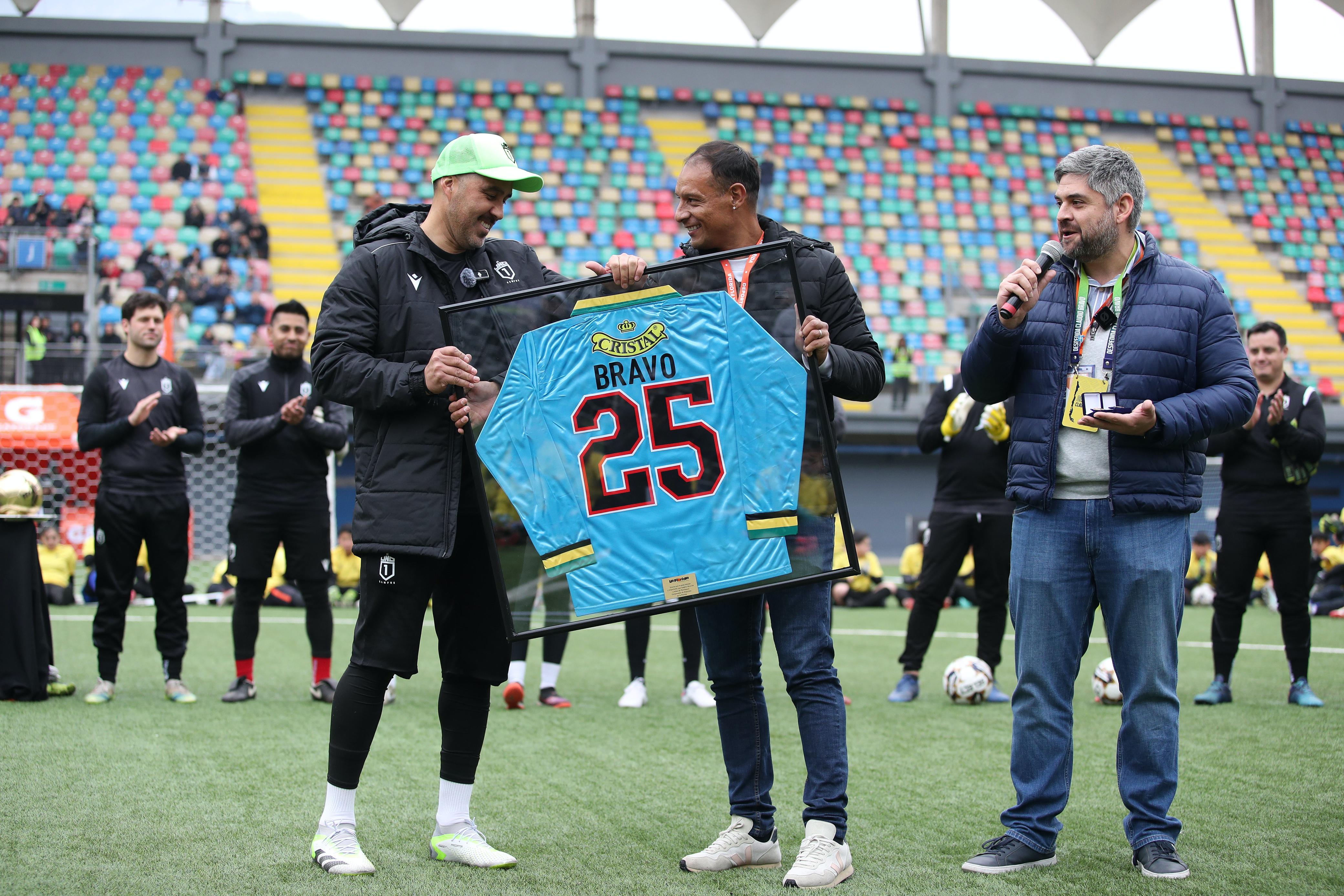 El emotivo homenaje que recibió Claudio Bravo