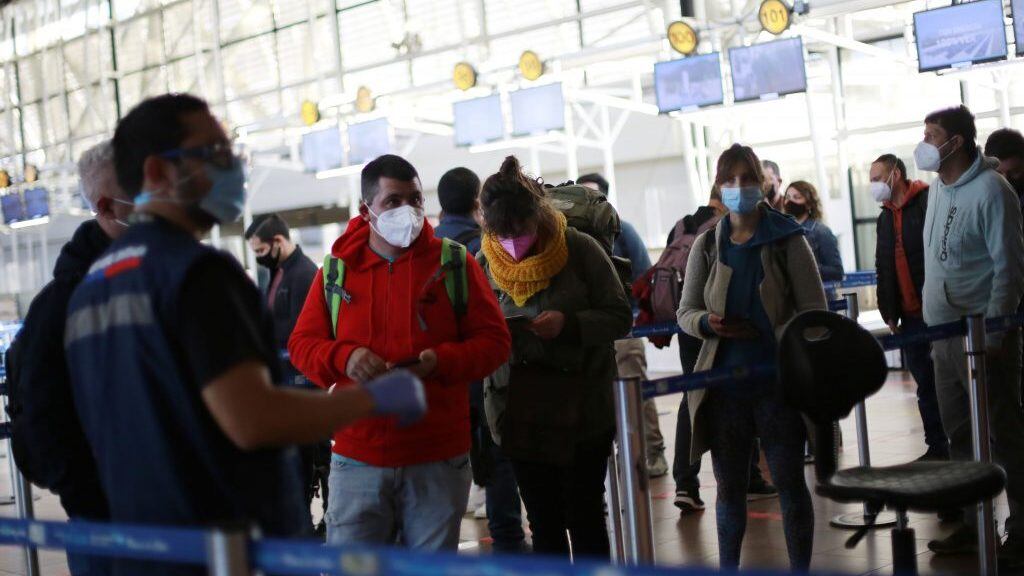 28 de mayo del 2021/SantiagoEn el aeropuerto de Arturo Merino Benitez se comienza a ultilizar el Pase de Movilidad
FOTO: KARIN POZO/AGENCIAUNO