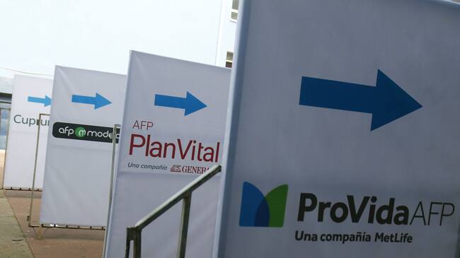 04 DE AGOSTO DE 2020/VALPARAISOVista de carteles de AFP Cuprum, Modelo, PlanVital y Provida, luego que el Liceo Matilde Brandau fuera habilitado por la autoridad como local de informacion e inscripcion para el proceso de retiro de parte de los fondos de pensiones.
FOTO: LEONARDO RUBILAR CHANDIA/AGENCIAUNO